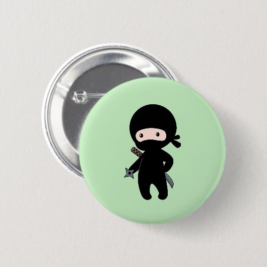 Tiny Ninja Holding Throwing Star auf Green Button (Vorne & Hinten)