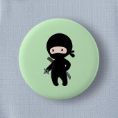 Tiny Ninja Holding Throwing Star auf Green Button