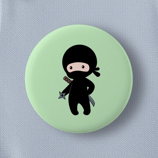 Tiny Ninja Holding Throwing Star auf Green Button