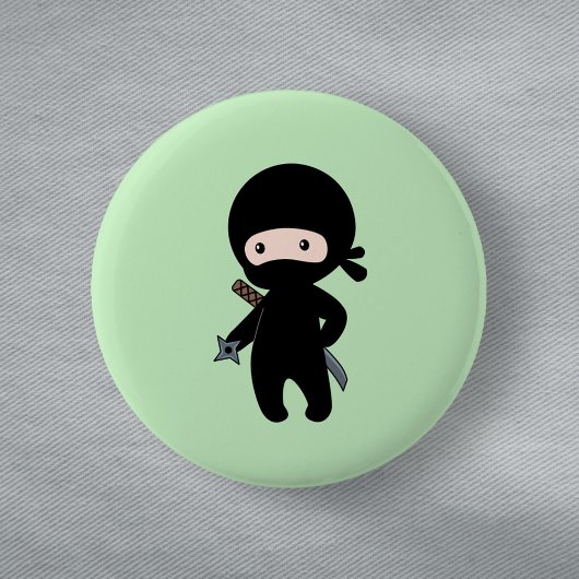 Tiny Ninja Holding Throwing Star auf Green Button