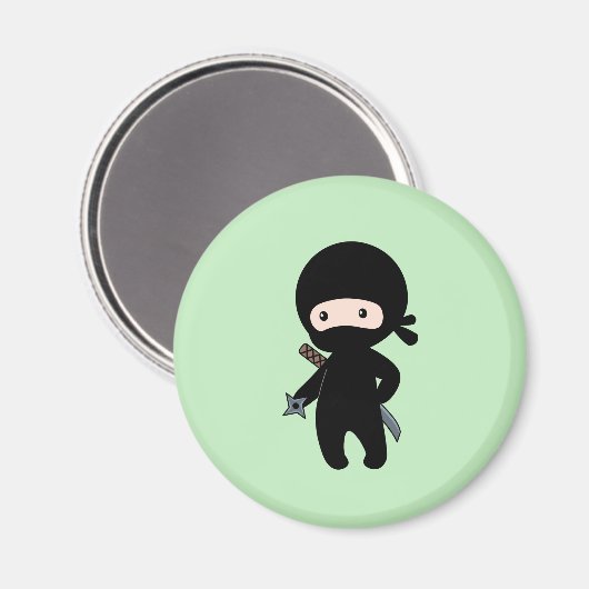 Tiny Ninja Holding Throwing Star auf Green Magnet (Vorderseite/Rückseite)