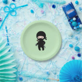 Tiny Ninja Holding Throwing Star auf Green Pappteller (Party)