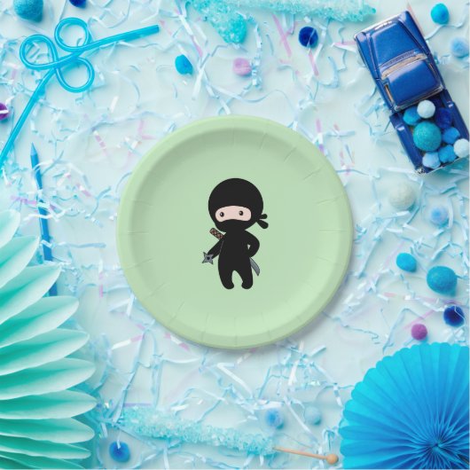 Tiny Ninja Holding Throwing Star auf Green Pappteller (Party)