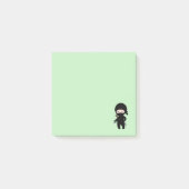 Tiny Ninja Holding Throwing Star auf Green Post-it Klebezettel (Vorderseite)