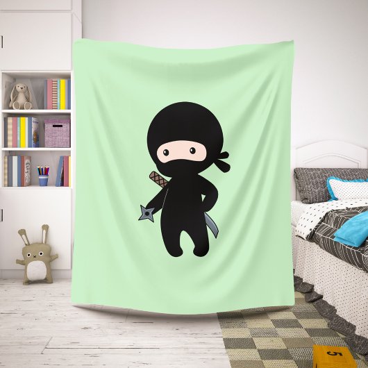Tiny Ninja Holding Throwing Star auf Green Sherpadecke