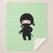 Tiny Ninja Holding Throwing Star auf Green Sherpadecke (Vorderseite)
