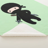 Tiny Ninja Holding Throwing Star auf Green Sherpadecke (3/4)