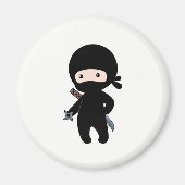 Tiny Ninja Holding Throwing Star Magnet (Vorne)