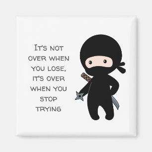 Tiny Ninja Holding Throwing Star Zitat Magnet