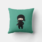 Tiny Ninja Holding wirbelt auf dunkelgrün Kissen (Rückseite)