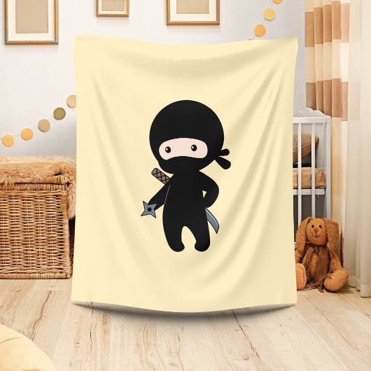 Tiny Ninja Holding wirbelt Stern auf Gelb Fleecedecke