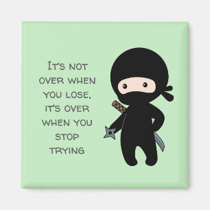 Tiny Ninja Holding wirft Star Green Zitat Magnet