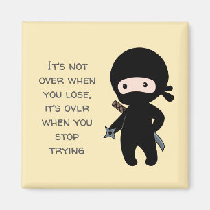 Tiny Ninja Holding wirft Star Yellow Zitat Magnet