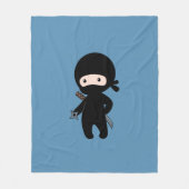 Tiny Ninja Holding wirft Stern auf blau Fleecedecke (Vorderseite)