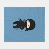 Tiny Ninja Holding wirft Stern auf blau Fleecedecke (Vorderseite (Horizontal))