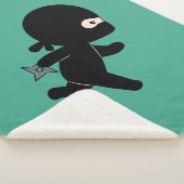 Tiny Ninja läuft auf Dunkelgrün Sherpadecke (3/4)