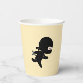 Tiny Ninja läuft auf Gelb Pappbecher (Rückseite)