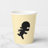 Tiny Ninja läuft auf Gelb Pappbecher (Vorderseite)