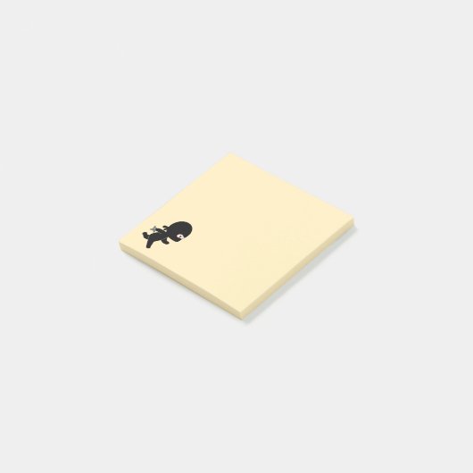 Tiny Ninja läuft auf Gelb Post-it Klebezettel (angewinkelt)