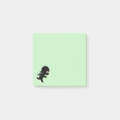 Tiny Ninja läuft auf Green Post-it Klebezettel (Vorderseite)