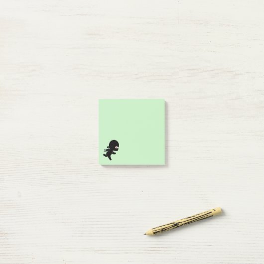Tiny Ninja läuft auf Green Post-it Klebezettel (Auf Schreibtisch)