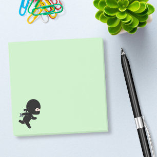 Tiny Ninja läuft auf Green Post-it Klebezettel