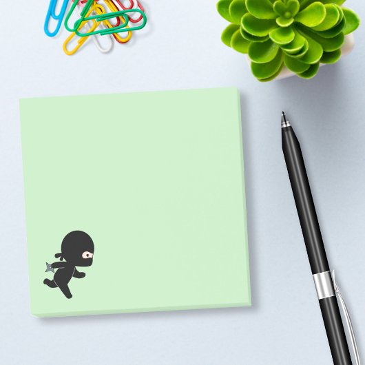 Tiny Ninja läuft auf Green Post-it Klebezettel