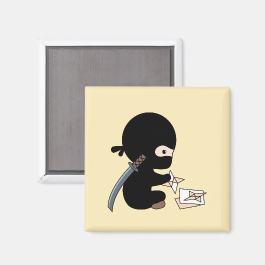Tiny Ninja Making Origami Paper werfen Star Magnet (Vorderseite/Rückseite)