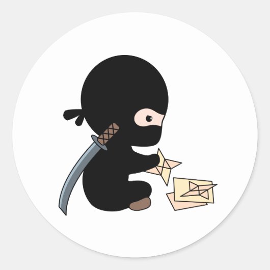 Tiny Ninja Making Origami Paper werfen Star Runder Aufkleber (Vorderseite)