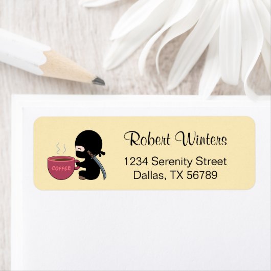 Tiny Ninja mit großer Tasse auf Gelb (Insitu)