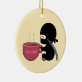 Tiny Ninja mit großer Tasse auf Gelb Keramik Ornament (Rechts)