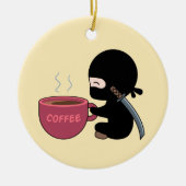 Tiny Ninja mit großer Tasse auf Gelb Keramik Ornament (Vorne)