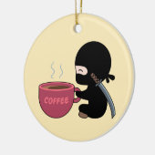 Tiny Ninja mit großer Tasse auf Gelb Keramik Ornament (Links)