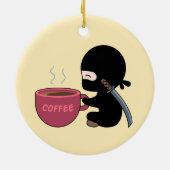 Tiny Ninja mit großer Tasse auf Gelb Keramik Ornament (Hinten)