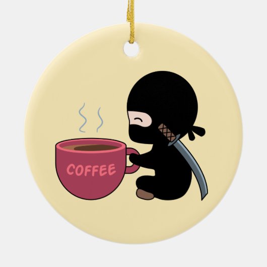 Tiny Ninja mit großer Tasse auf Gelb Keramik Ornament (Hinten)