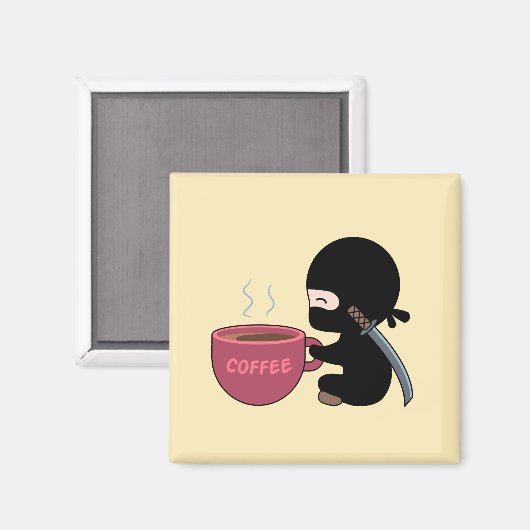 Tiny Ninja mit großer Tasse auf Gelb Magnet (Vorderseite/Rückseite)