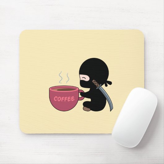 Tiny Ninja mit großer Tasse auf Gelb Mousepad (Mit Mouse)