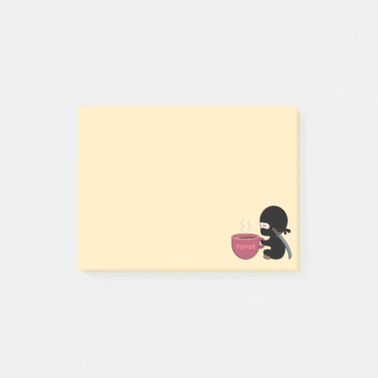 Tiny Ninja mit großer Tasse auf Gelb Post-it Klebezettel (Vorderseite)