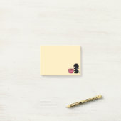 Tiny Ninja mit großer Tasse auf Gelb Post-it Klebezettel (Auf Schreibtisch)