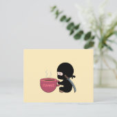 Tiny Ninja mit großer Tasse auf Gelb Postkarte (Stehend Vorderseite)