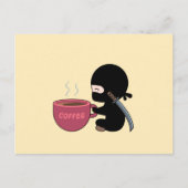 Tiny Ninja mit großer Tasse auf Gelb Postkarte (Vorderseite)