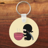 Tiny Ninja mit großer Tasse auf Gelb Schlüsselanhänger (Rückseite)