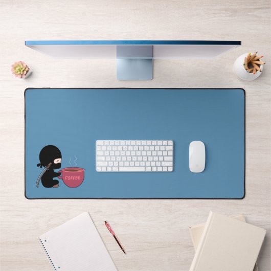 Tiny Ninja mit großer Tasse Schreibtischunterlage (Büro 1)