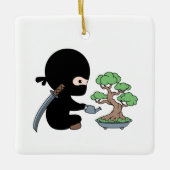Tiny Ninja Watering Bonsai Tree Keramikornament (Vorderseite)