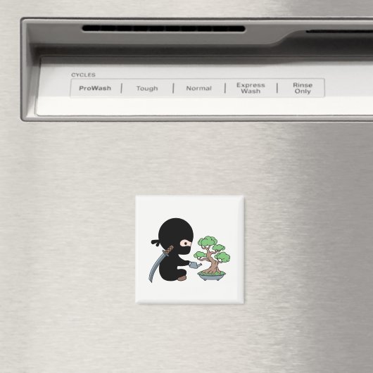 Tiny Ninja Watering Bonsai Tree Magnet (In Situ (Geschirrspüler))