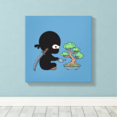 Tiny Ninja Watering Bonsai Tree on Blue Leinwanddruck (Insitu (Holzboden))