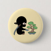 Tiny Ninja Watering Bonsai Tree on Yellow Button (Vorderseite)