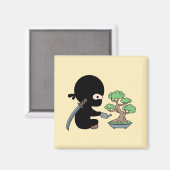 Tiny Ninja Watering Bonsai Tree on Yellow Magnet (Vorderseite/Rückseite)