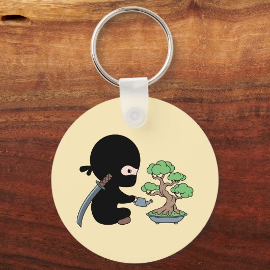 Tiny Ninja Watering Bonsai Tree on Yellow Schlüsselanhänger (Rückseite)