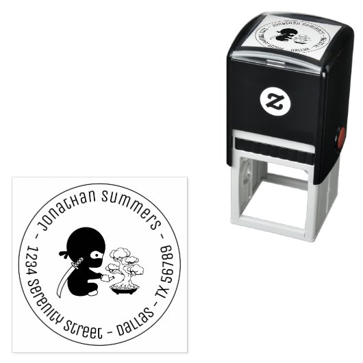 Tiny Ninja Watering Bonsai Tree Round Address Permastempel (Beispiel)